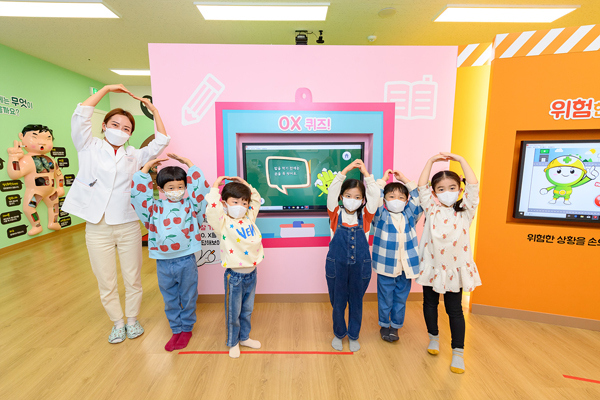 ▲ 아이원센터에서 기념촬영을 하고 있는 어린이들.