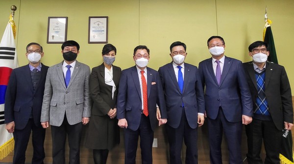 ▲ 한국농수산식품유통공사 김춘진 사장(우측3번째), 세계한인무역협회 장영식 회장(우측4번째), 세계한인무역협회 노성희 부회장(좌측3번째).