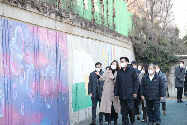 ▲ 지난 6일 박성수 송파구청장이 동심벽화를 만든 김진오 작가에게 작품설명을 듣고 있다.