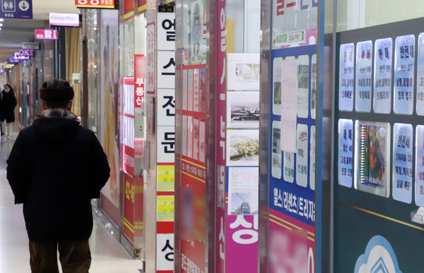 ▲ 서울 송파구의 부동산 업체 밀집 상가 모습. /뉴시스