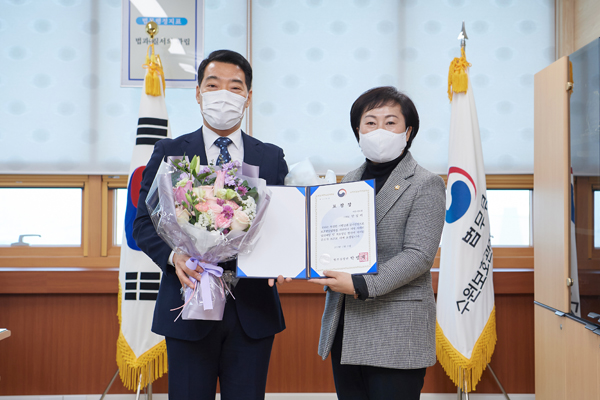 ▲ 한정미 의원 수상 기념촬영 모습.