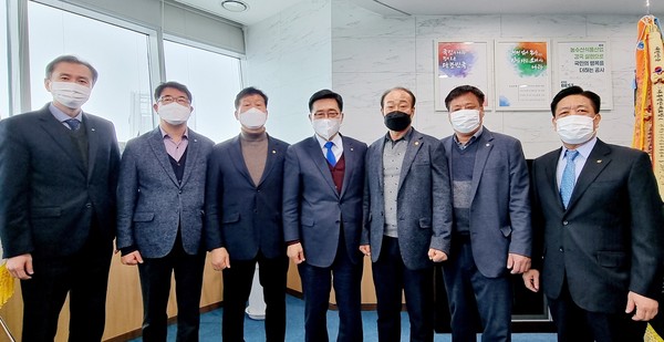 ▲ 한국농수산식품유통공사 김춘진 사장(우측4번째), (사)한국농업경영인전라남도연합회 강도용 회장(우측3번째), (사)한국농업경영인전라남도연합회 전주석 수석부회장(좌측3번째).