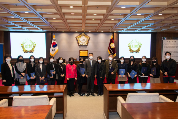 ▲ 한용대 강남구의회 의장(오른쪽에서 8번째)이 임용장 수여식 후 구의회 직원들과 기념사진을 촬영하고 있다.