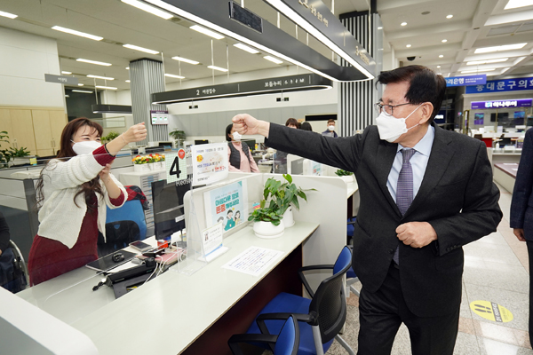 ▲ 동대문구청 종합민원실 격려방문한 유덕열 구청장.