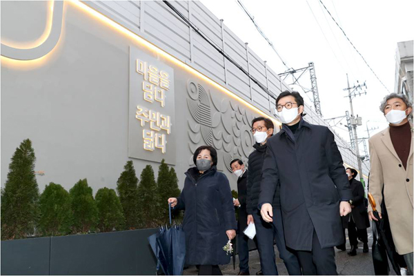 ▲ 주민과 함께 디자인월을 찾은 정원오 성동구청장.
