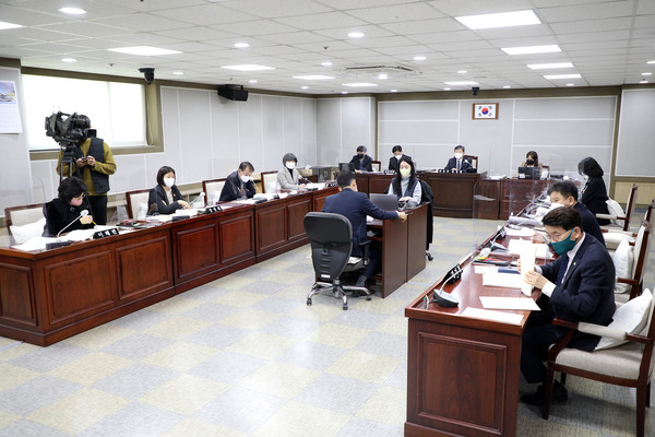 ▲ 수원시의회 문화체육교육위, 2022년도 주요업무 추진계획 청취 모습.