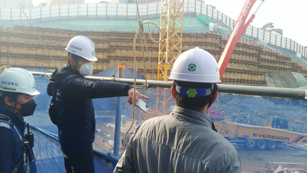 ▲ 공사가 진행 중인 동작구 상도동 현장에서 건축구조, 토질 및 기초 등 분야별 전문가와 구가 동절기 안전점검을 실시하고 있다.