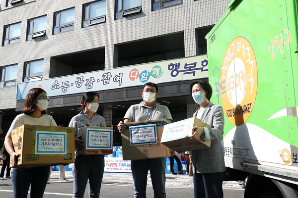 ▲ 지난해 추석맞이 기부나눔 박스 전달식에서 직원들과 함께한 김수영 양천구청장.