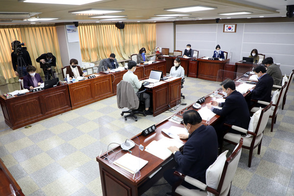 ▲ 수원시의회 복지안전위, 2022년 주요업무계획 점검 모습.