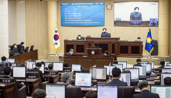 ▲ 제274회 안산시의회 임시회가 17일 개회했다. 사진은 이날 열린 임시회 제1차 본회의의 모습.