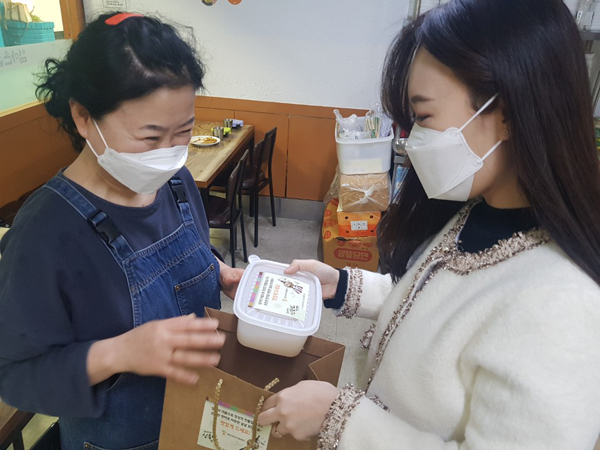 ▲ 2021년도 ‘혼밥 프로젝트’ 음식 전달 모습.