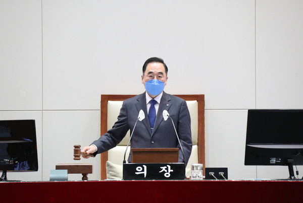 ▲ 제270회 임시회 개회하는 윤창근 의장.