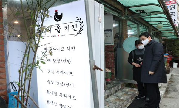 ▲ 지난 달 새로 디자인된 입간판을 살피는 정원오 성동구청장.
