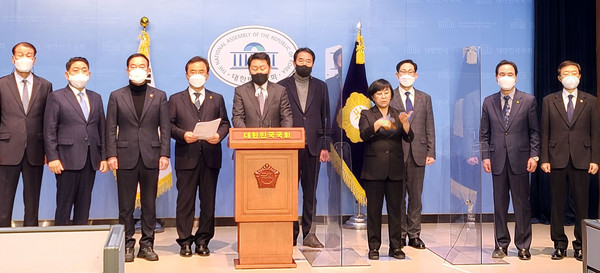 ▲ 김희동 전남도의원 등 전·현직 지방의원들이 더불어민주당 복당 신청과 이재명 후보를 지지한다고 밝히고 있다. /뉴시스