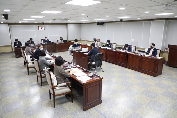 ▲ 수원시의회 문화체육교육위, 2022년 주요업무계획 점검 모습.