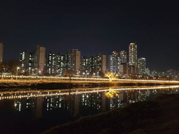 ▲ 안양천 수변 산책로(470m)에 설치된 야간 경관 조명.