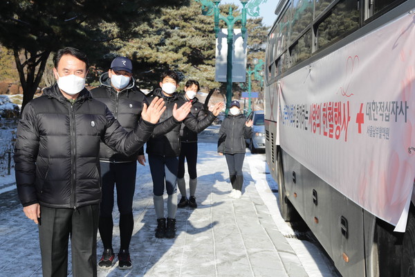 ▲ 헌혈 통한 사회공헌 활동 벌이는 한국마사회 임직원.