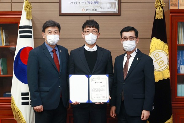▲ 경기 광주시의회 1월 칭찬공무원 증서 수여식.