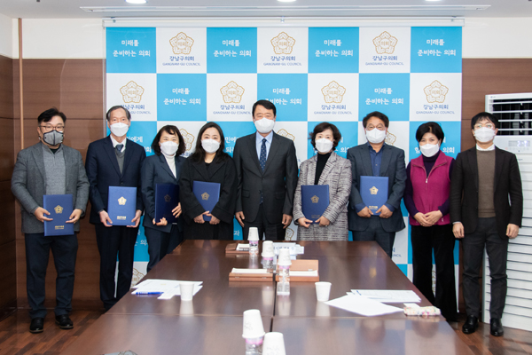 ▲ 한용대 의장(가운데)과 이향숙 운영위원장(오른쪽 두번째)이 인사위원회 위원들과 기념촬영을 하고 있다.