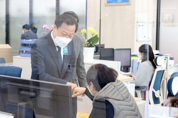 ▲ 장현국 의장, 찾아가는 현장 도의회 고등동 행정복지센터 방문 모습.