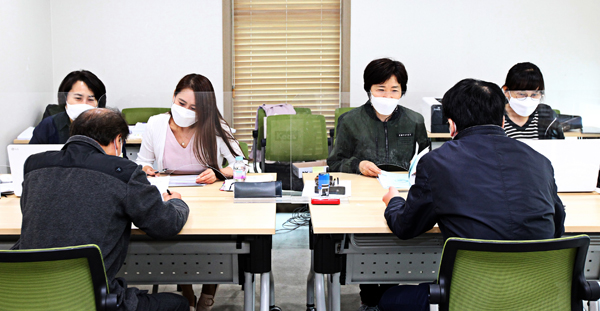 ▲ 구 관계자들이 집합금지·영업제한 업종 소상공인을 대상으로 상담하는 모습.