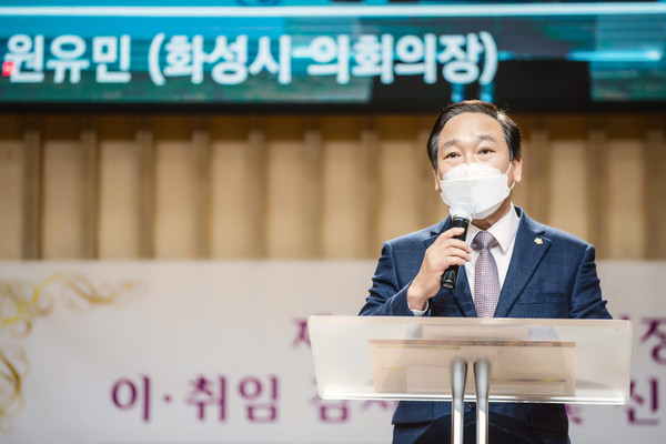 ▲ 이광진 목사 취임 축하하는 화성시의회 원유민 의장.
