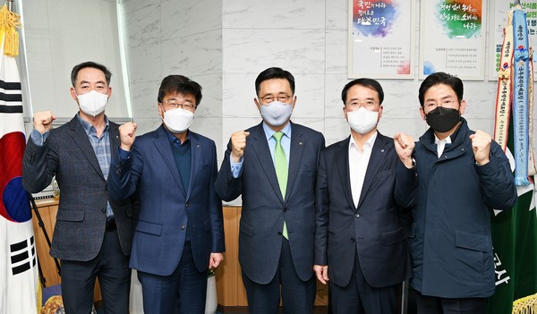 ▲ 김춘진 한국농수산식품유통공사 사장(좌측3번째), 최선식 농협경제지주 도매유통본부장(우측2번째).