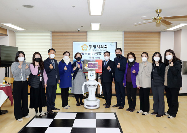 ▲ 25일 광명시의회 의원들이 지역 내 위치한 광명종합사회복지관을 방문해 위문품을 전달하고 기념촬영을 하고 있다.