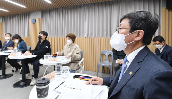 ▲ 안도걸 기획재정부 2차관은 25일 오전 서울 공릉 행복주택을 방문해 ‘청년 행복 간담회’를 진행하면서 발언하고 있다. /뉴시스