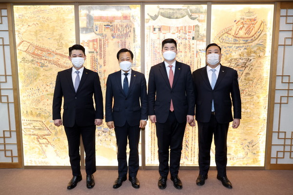 ▲ (왼쪽부터)강태준 한국JC 사무총장, 장현국 의장, 이상호 수원JC 회장, 현준원 수원JC 상임부회장.