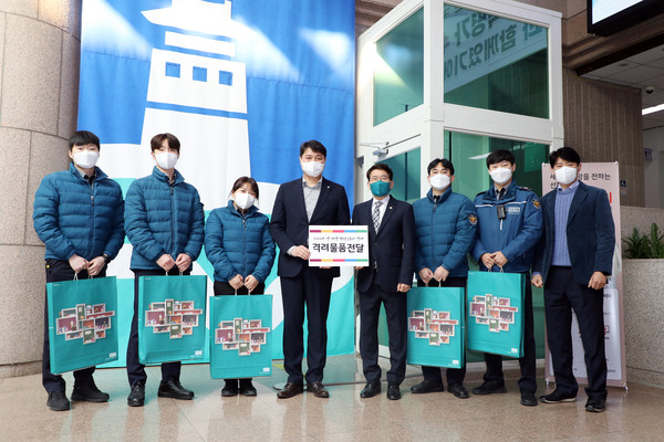 ▲ 수원시의회 설 명절맞이 현업근무자 격려 모습.