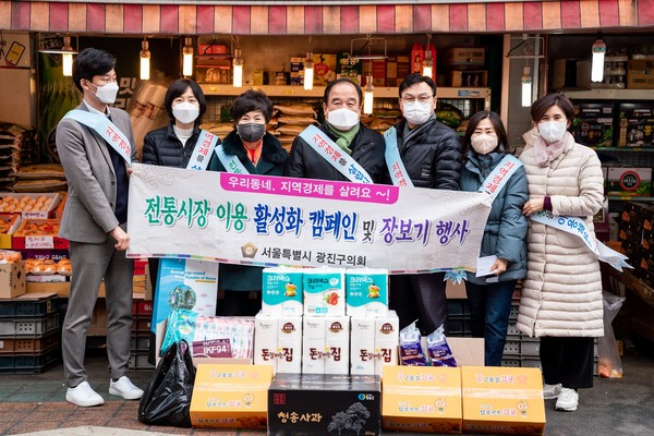 ▲ 광진구의회 설맞이 시장 장보기 행사(능동시장).