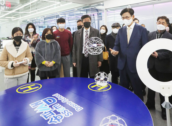 ▲ 송파쌤 헤드센터 개소식에 참석한 박성수 송파구청장(오른쪽에서 두 번째).