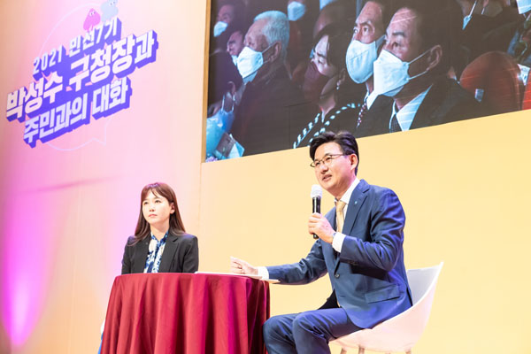 ▲ 2021년 11월 진행된 주민과의 대화에서 장지동 주민들의 현안에 대해 듣고 있다.