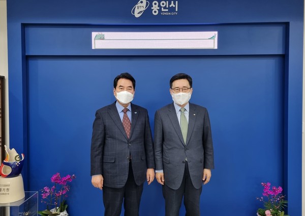 ▲ 김춘진 한국농수산식품유통공사 사장(우측), 백군기 용인시장(좌측).