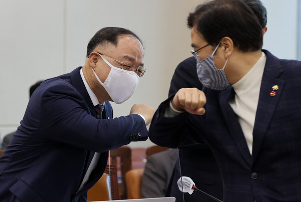 ▲ 인사하는 홍남기-우원식. /뉴시스