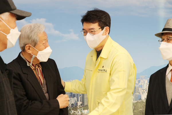 ▲ 어르신들과 대화를 나누는 정원오 성동구청장.