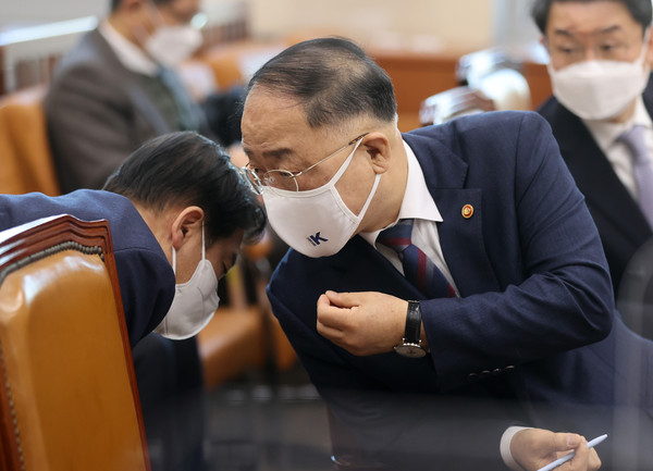 ▲ 기재위 전체회의 출석한 홍남기. /뉴시스
