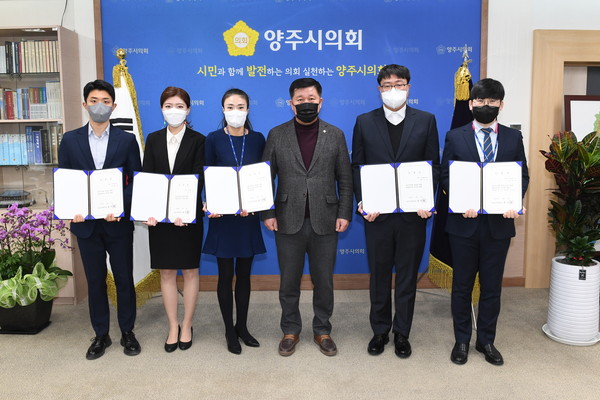 ▲ 정덕영 의장이 양주시의회에 전입한 직원에게 임용장을 수여한 뒤 기념촬영을 하고 있다.
