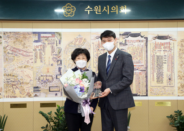 ▲ 수상 기념사진 촬영하는 이재선 의원.