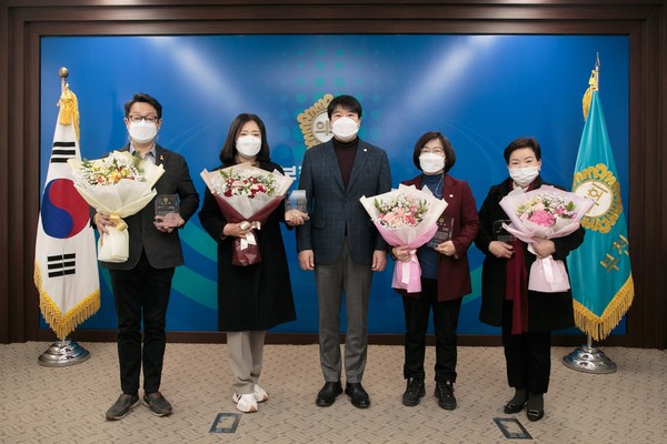 ▲ 강병일 의장과 최우수 의원으로 선정된 의원들과의 기념촬영.