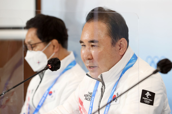 ▲ 쇼트트랙 편파판정 관련 긴급 기자회견하는 윤홍근 선수단장. /뉴시스
