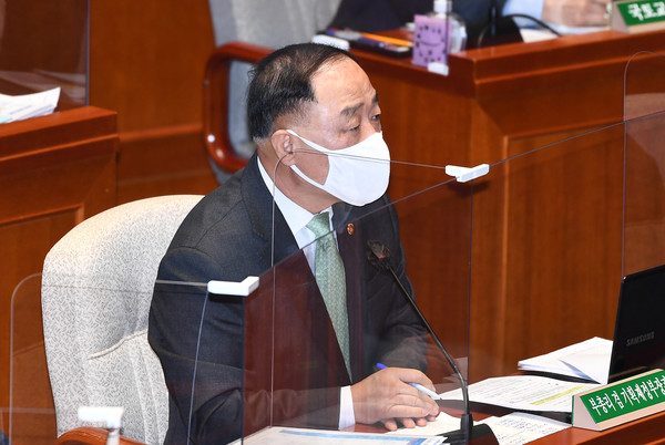 ▲ 질의에 답하는 홍남기 경제부총리. /뉴시스