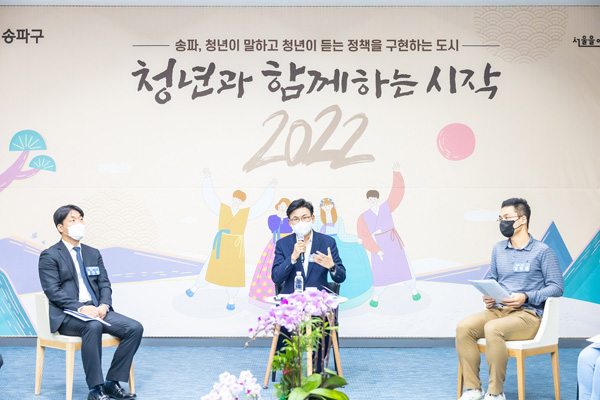 ▲ 지난달 7일 청년들과 만나 일자리, 청년정책 등에 대해 소통한 박성수 송파구청장(가운데).