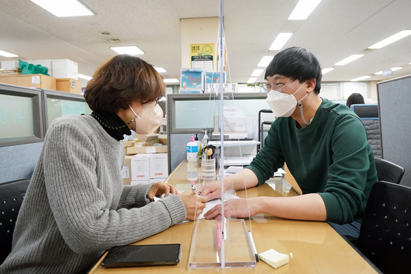 ▲ 상인이 동대문구 보건소 식품진흥기금 창구를 찾아 융자신청서를 작성하고있다.