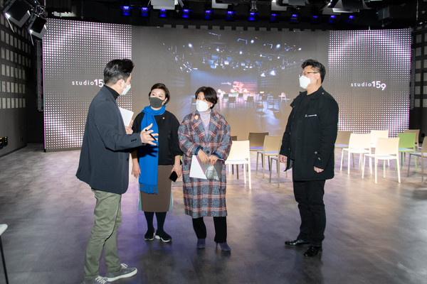 ▲ 강남구의회 운영위원회 위원들이 스튜디오 159를 돌아보며 관계자의 설명을 청취하고 있다.