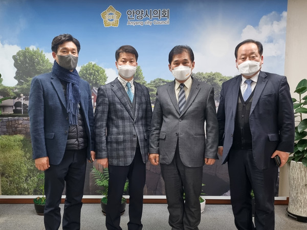 ▲ 안양시의회, 만안경찰서 간담회 개최 단체사진.