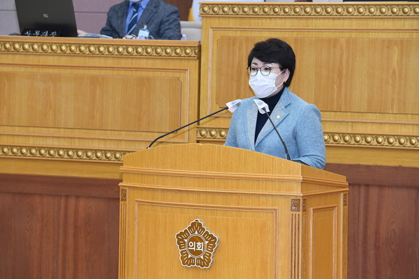 ▲ 한미령 의원이 제338회 임시회 제2차 본회의에서 ‘양주시 군 소음대책지역 보상 확대를 위한 법령개정 건의안’을 대표 발의하고 있다.