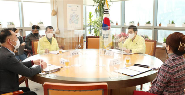 ▲ 재활용품 유가보상 사업 업무협약에서 대표들과 대화 나누는 정원오 성동구청장.