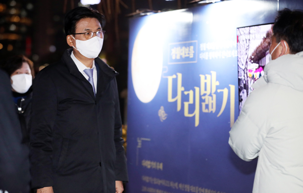 ▲ 지난 11일 ‘2022년 정월대보름 달맞이 행사’ 현장 둘러보는 박성수 송파구청장.